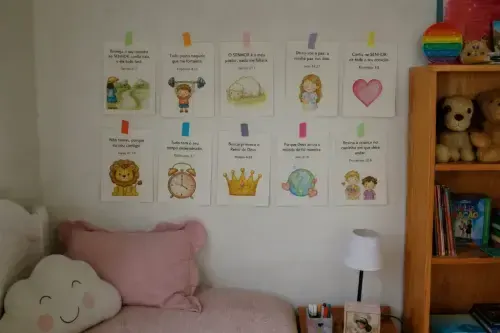 Quarto do Lucas com versículos na parede